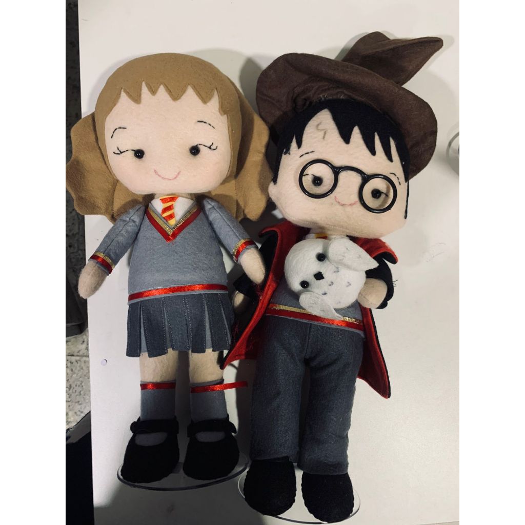 Dupla Bonecos Feltro Bruxos Escola Mágica Óculos Chapéu 30cm Decoração