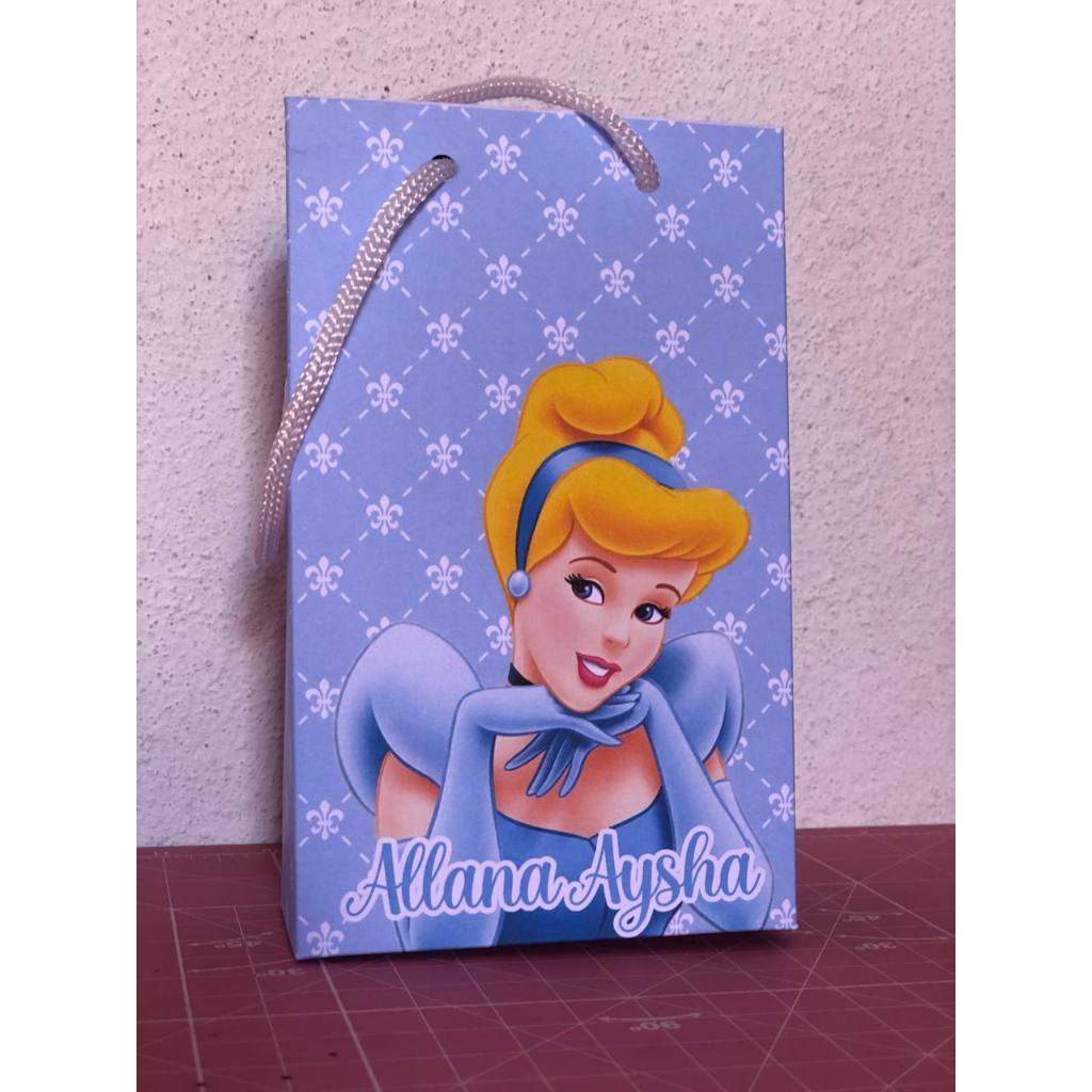 SACOLINHA PERSONALIZADA TEMA CINDERELA/PEGUE E MONTE/TAM P