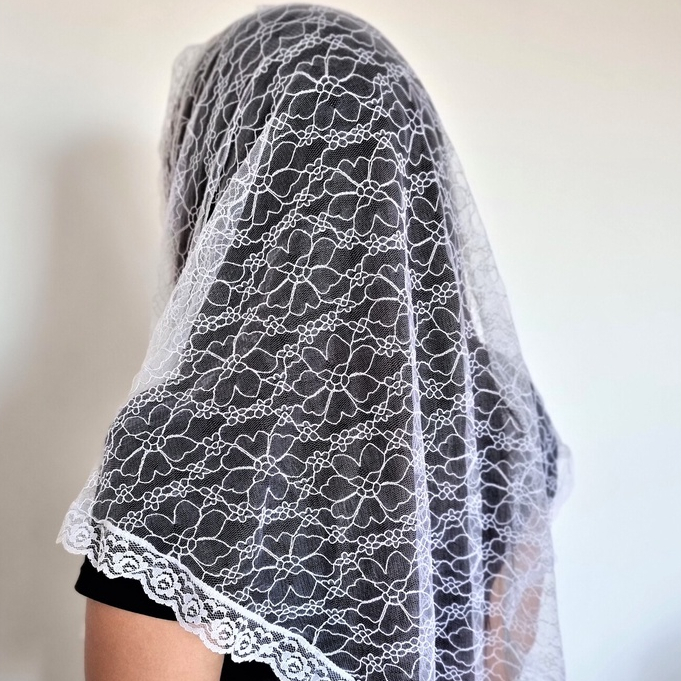 Véu Católico para Missas Virgo Fidelis Delicado Branco em Tule Bordado Triangular