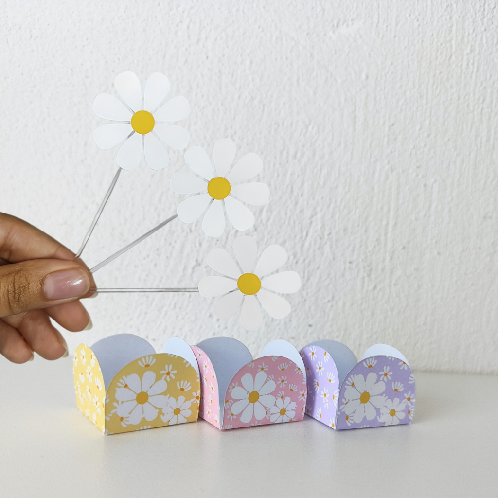 Forminhas personalizadas de doce e tags de docinhos tema Margarida Amarelo Rosa Roxo aniversário Lembrançinhas