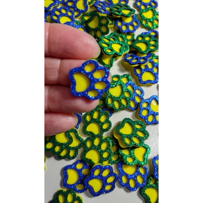 "Patinha Glitter Brasil 2 cm🐾 Aplique EVA vazado sem adesivo - kit 50 unidades. Hexacampeão!"