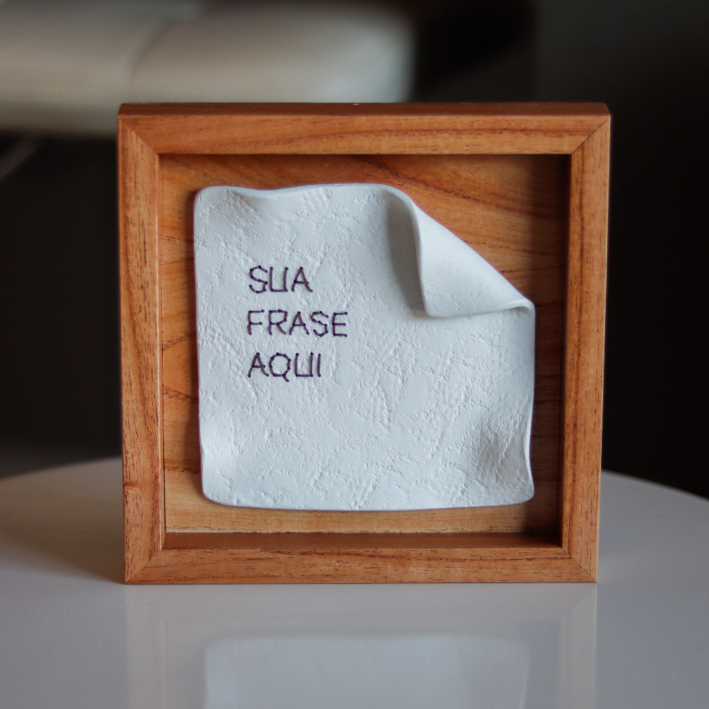 Quadro Decorativo Personalizado com Frase Bordada em Cerâmica Fria | Peça Artesanal Única