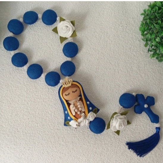 Terço Decorativo Nossa Senhora Aparecida em Feltro Artesanato Católico e Decoração Religiosa