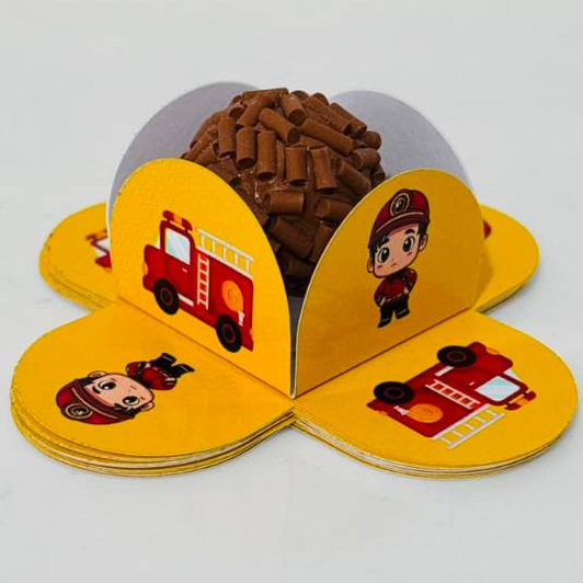 Forminha Personalizada no tema Menino Bombeiro | Doce Brigadeiro | Aniversário | Feliz Aniversário | Parabéns