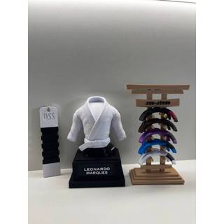 Kit Jiu Jítsu Master Personalizado - Miniatura Kimono + Estante de Faixas + Chaveiro com Graus