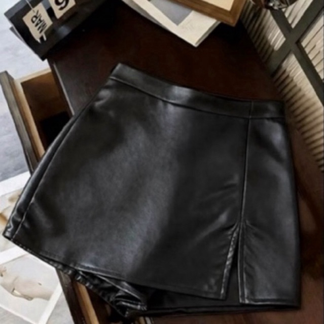 Short Saia Feminino Curta Couro Fake Cintura Alta Moda Balada Blogueira Elegante