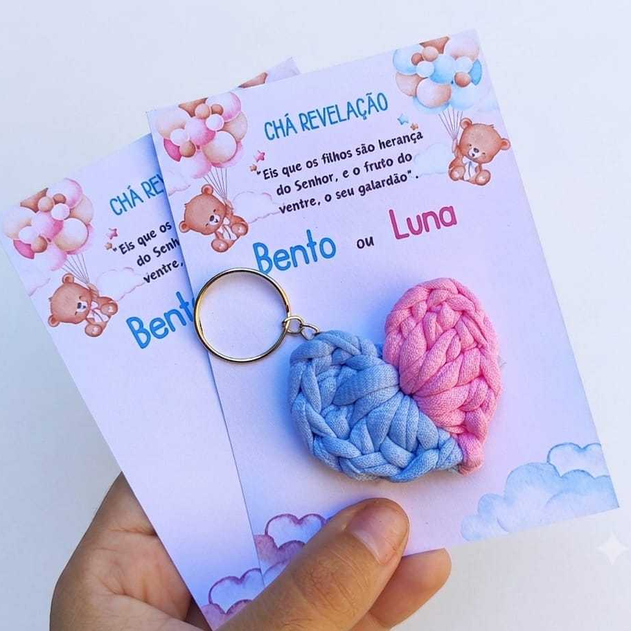 Chaveiros em crochê+cartão personalizado-Lembrancinha chá revelação/chá de bebê/aniversário...