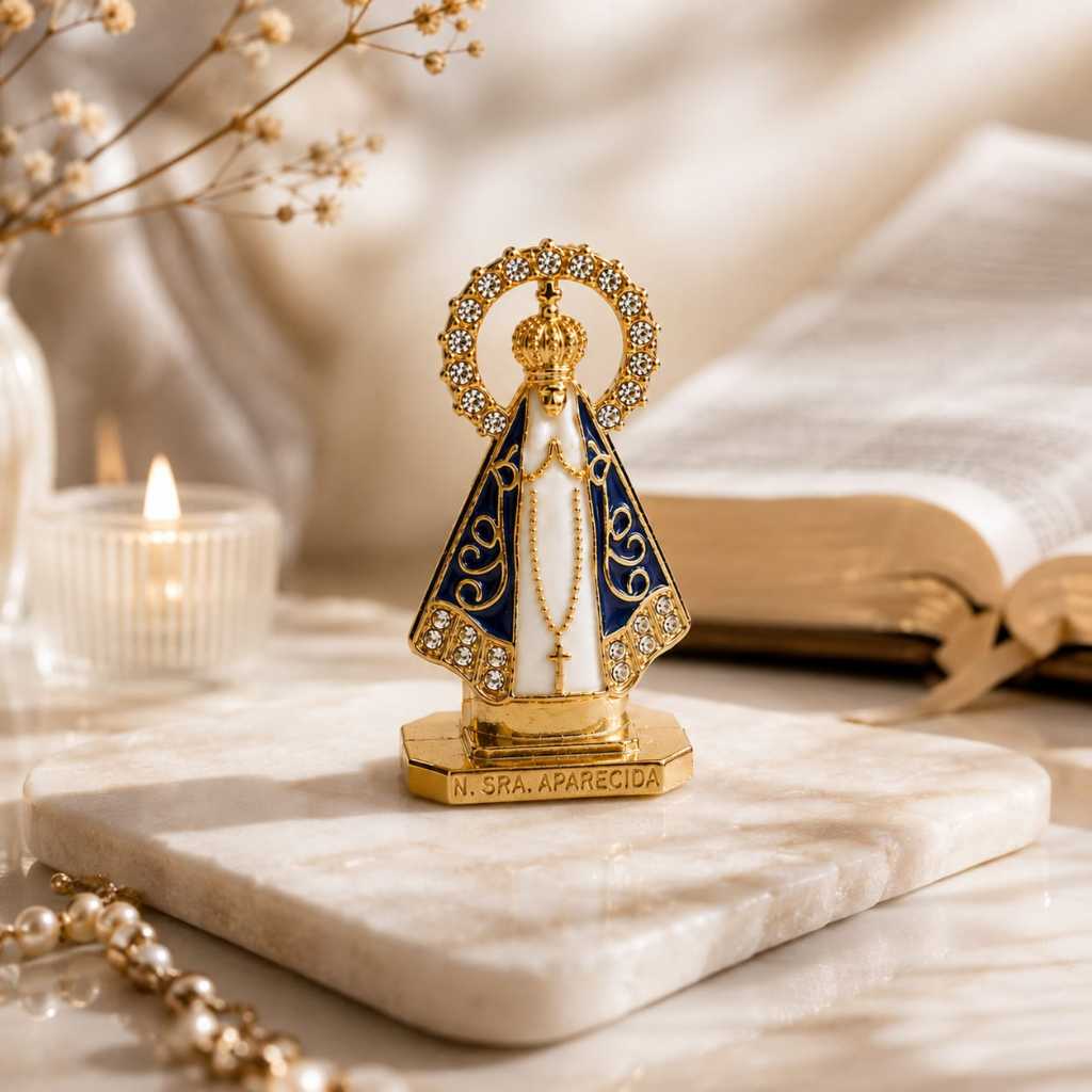 Mini Nossa Senhora Aparecida Dourada com Pedras Brilhantes – Imagem Religiosa Decorativa para Fé, Proteção e Presente