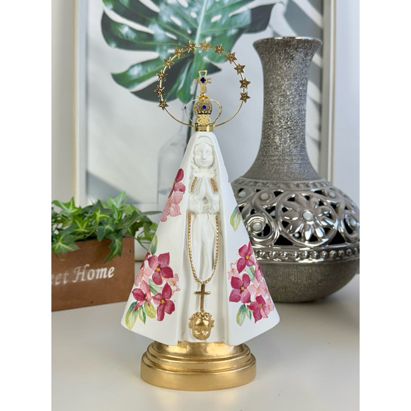 imagem de nossa senhora aparecida 20cm coroa resplendor folheado manto flor rosa verde detalhes dourado gesso