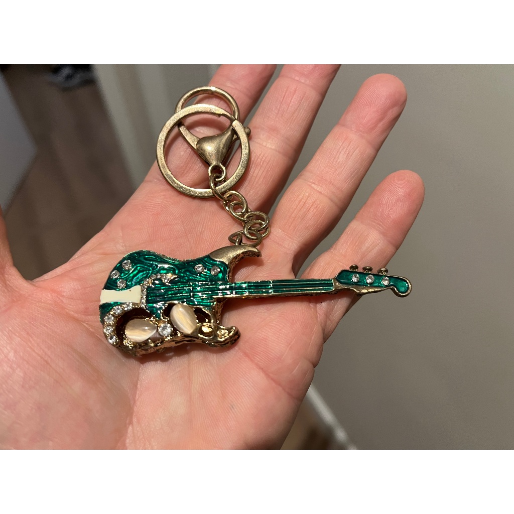 chaveiro de metal guitarra cor metálica verde e dourado