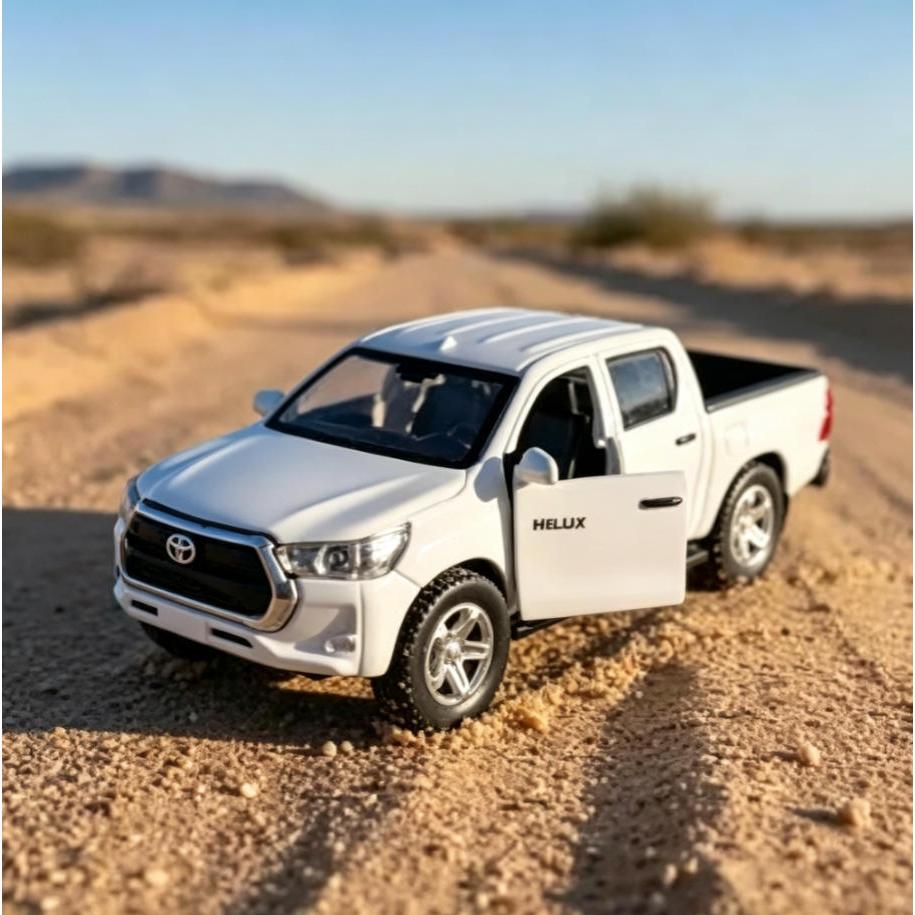 Miniatura Toyota Hilux 2021 1:36 Metal com Luz e Som Abre Portas Fricção Carro Coleção 12cm com Caixa