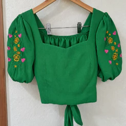 Cropped Feminino com Bojo Manga Bufante Bordado Floral Amarração nas Costas