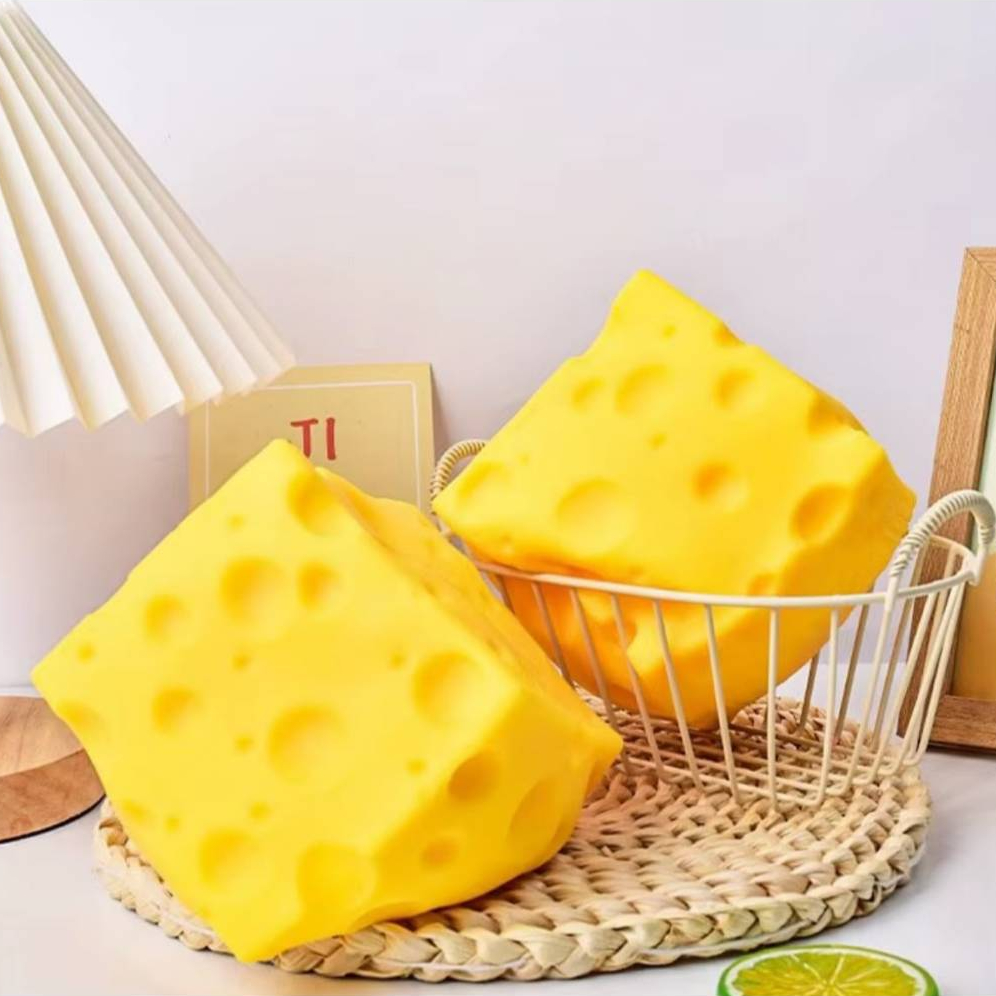 Cubo Espremido de Queijo - Alívio de Estresse com Design Realista e Material TPR Super Macio - 7cm, Amarelo — imagem 2 de 2