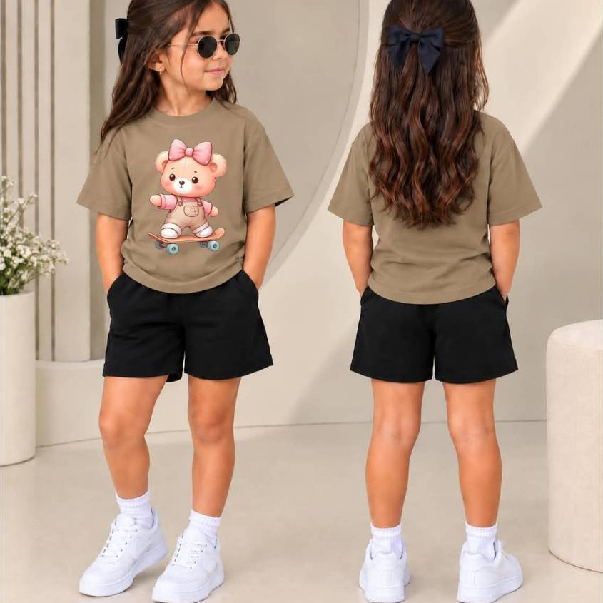 Conjunto Infantil Feminino com Camiseta Estampa Ursinha com Laço no Skate + Short de Moletom, Look Fofo e Confortável