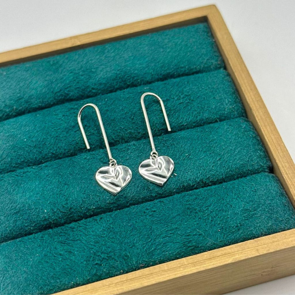 Brinco Feminino de Prata 925 Gancho com Coração Textura Orgânica em Oferta na Shopee