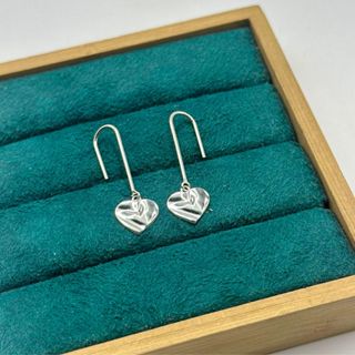 Brinco Feminino de Prata 925 Gancho com Coração Textura Orgânica em Oferta na Shopee