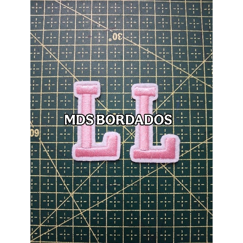Adesivo de roupa Patch bordado termocolante kit 2 letras em Oferta na Shopee