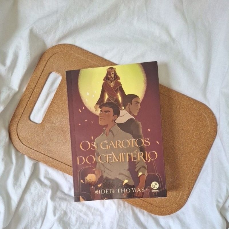Livro Os garotos do cemitério (Aiden Thomas)