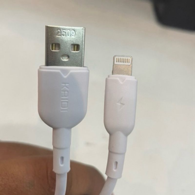 Cabo USB para Lightning (usado em dispositivos da Apple).