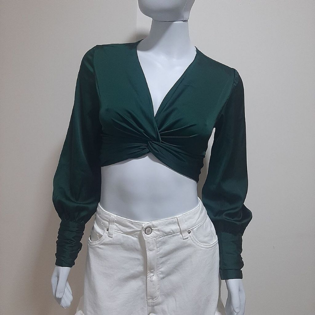 Blusa cropped em cetim verde musgo da blue steel tam p outlet