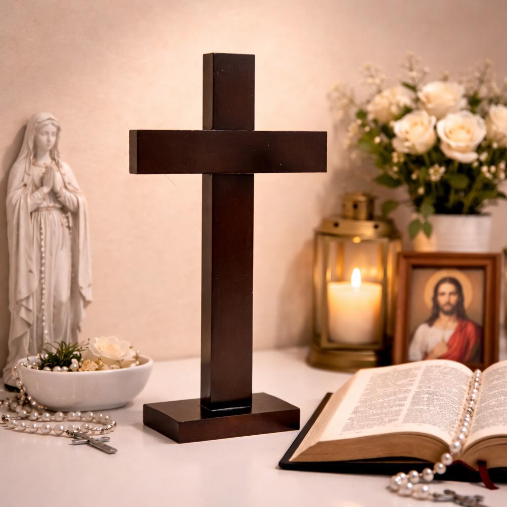 Cruz Decorativa de Madeira Vernizada 28cm com Base Enfeite Religioso Elegante para Casa e Altar Cruz Decorativa.