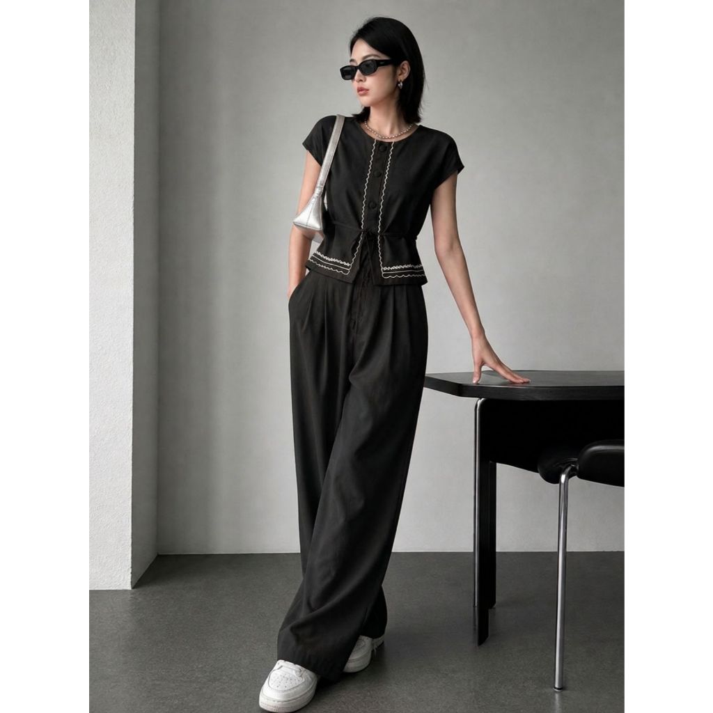 REF: AS1990 - Conjunto feminino composto por blusa com cinto e calça. A blusa possui decote redondo