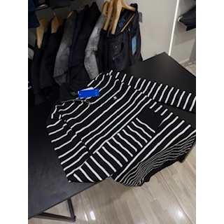 BLUSA..SUETER..MEIA..ZIPER..LISTRADA..PRETA..BRANCA..BROSK