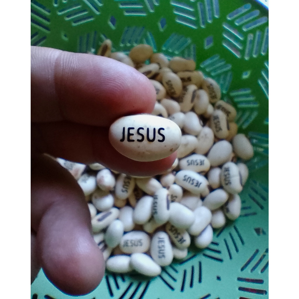 Sementes Cristãs com a palavra Jesus gravada para eventos religiosos e festas