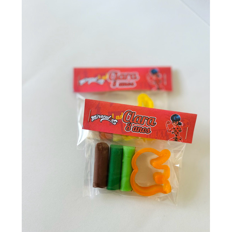 KIT LEMBRANCINHA LADYBUG MASSINHA +CORTADOR PERSONALIZADO/LARYBUGLEMBRANCINHA DE FESTA / ANIVERSÁRIO / LADYBUG MIRACULOS