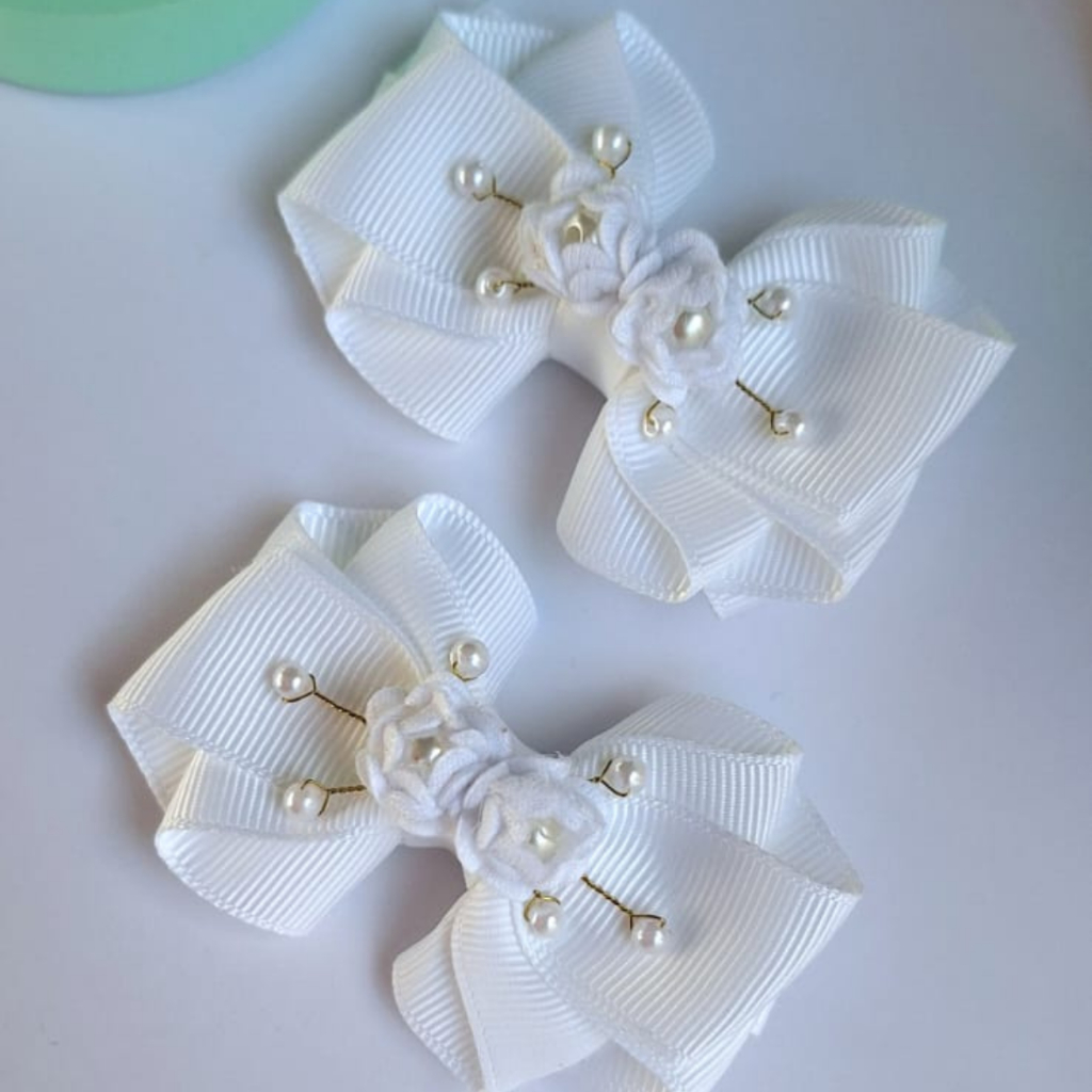 par de laços luxo branco 7 cm cada com flor e perolas no bico de pato para batizado e casamento