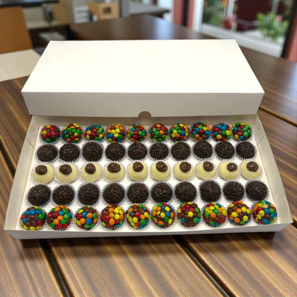 10 Caixas Para 50 Doces Brigadeiros Com Berço