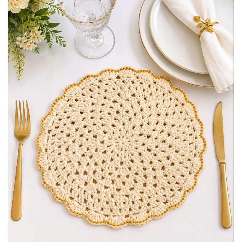 Toalhinha de crochê valor da unidade./Sousplat para sua mesa posta na cor crú com dourado nas bordas delicadeza e luxo.
