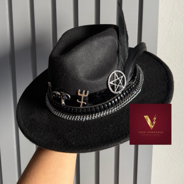 Chapéu Exu preto com pena de galo modelo fedora aba grande