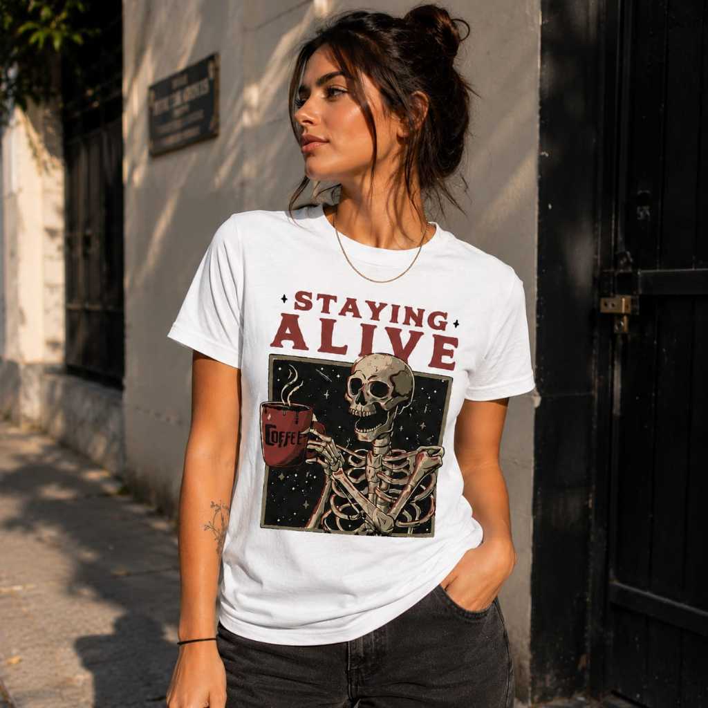 Camiseta Unissex Básica Estampada Caveira Staying Alive Linha Premium 100% Algodão Confortável Academia
