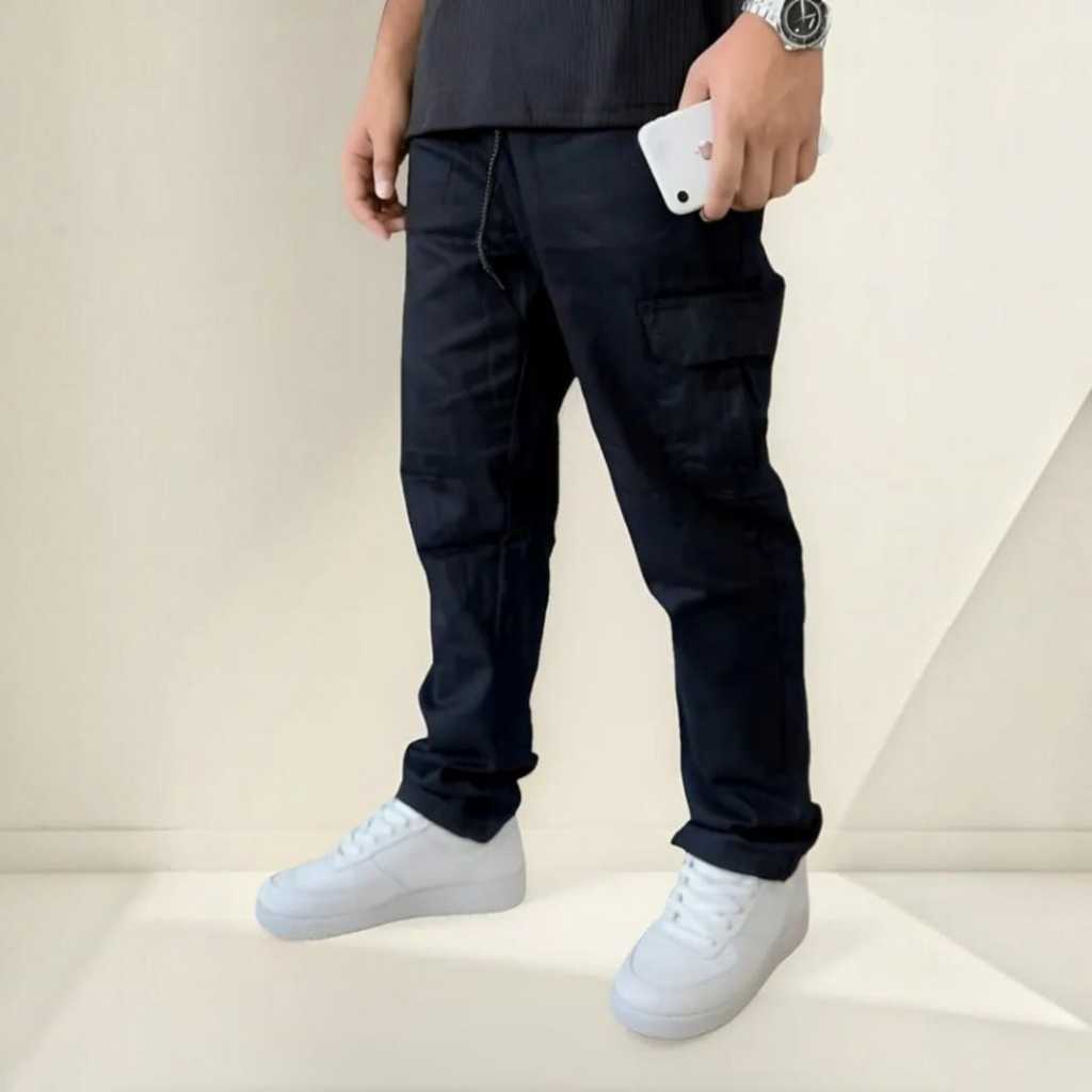 Calça Cargo Masculina Sarja Premium – Preta com Elástico (Corte Reto Tradicional) 6 Bolsos Estilo Diferencial
