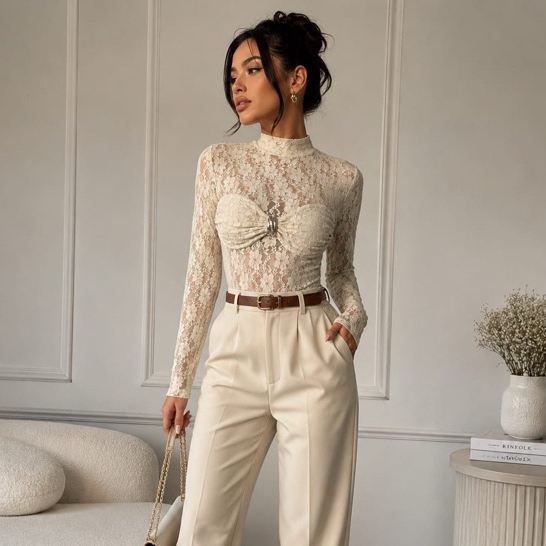 Body Feminino de Renda Manga Longa Gola Alta Transparente com Argola Elegante