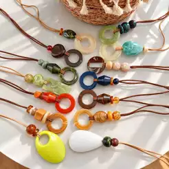 Colar Feminino Longo em Resina Artesanal Ajustável com Fio de Camurça