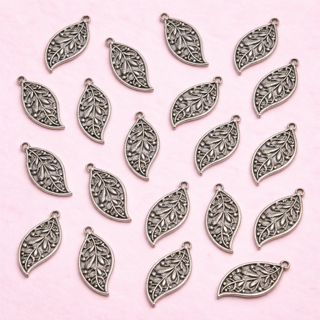 Conjunto 40 Pingentes de Metal Formato Folhas aproximadamente 40g  tam1.5x4.5 em Oferta na Shopee