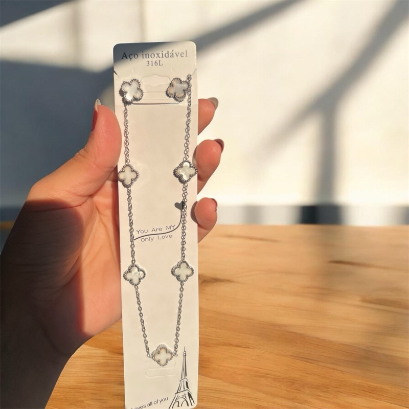 Conjunto Feminino Colar e Brinco Trevo em Aço Inoxidável Prata – Delicado, Antialérgico e Elegante
