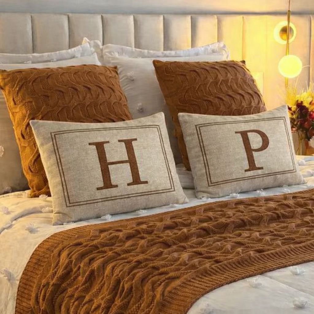 Almofadas Letras Iniciais em Linho bege /Decoração Quarto em Oferta na Shopee