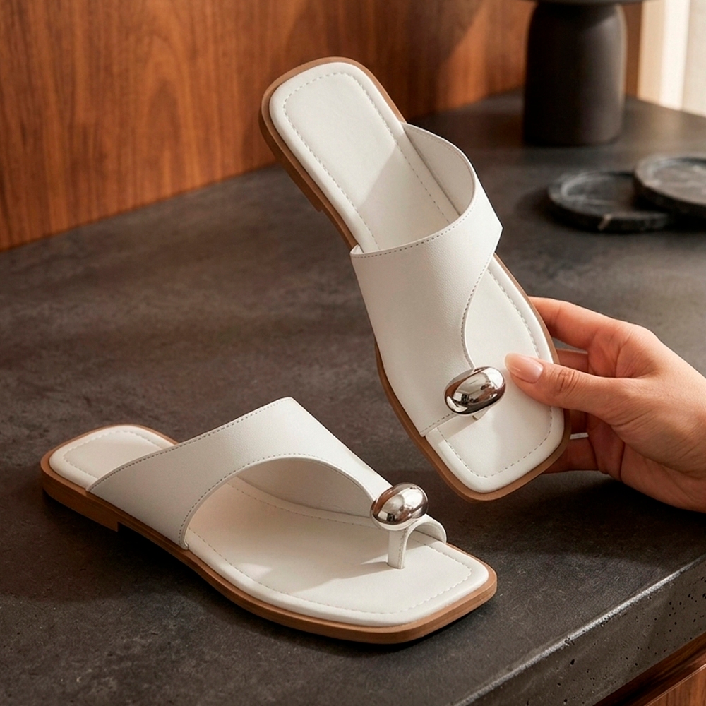 Sandália Rasteira Leme Feminina Macerata com Detalhe Metalizado Leve e Confortável Ref: M02