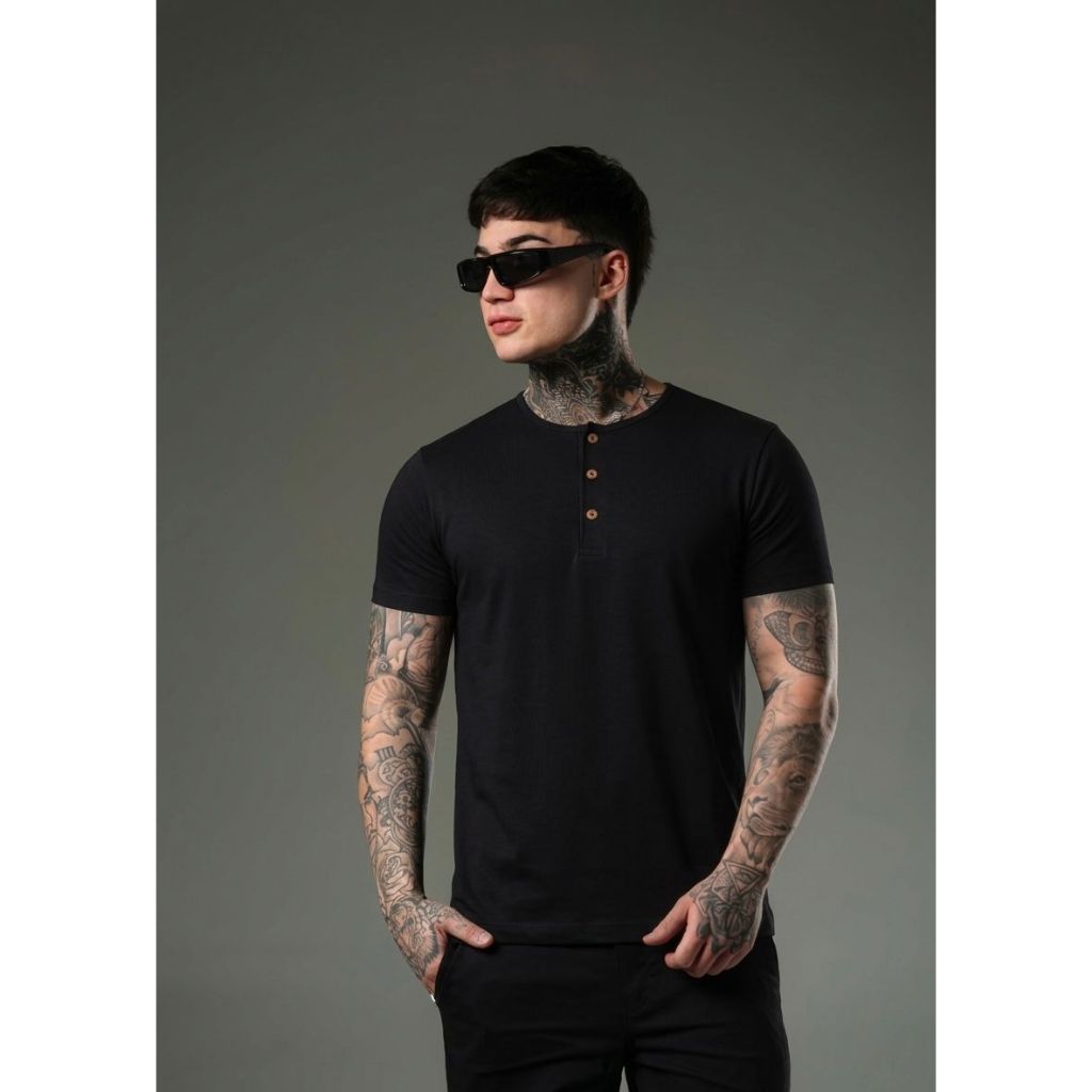Camiseta Masculina Premium Henley ou Gola Redonda Cor Preta Fio 30 penteado 100% Algodão