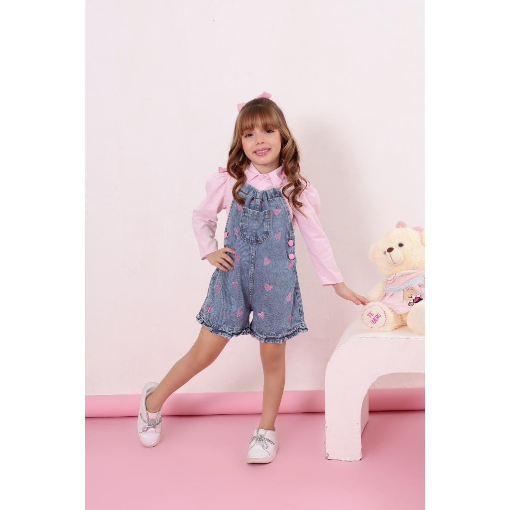 Macaquinho jardineira infantil jeans denim roupa para menina tendencia rosa bordado verão outono