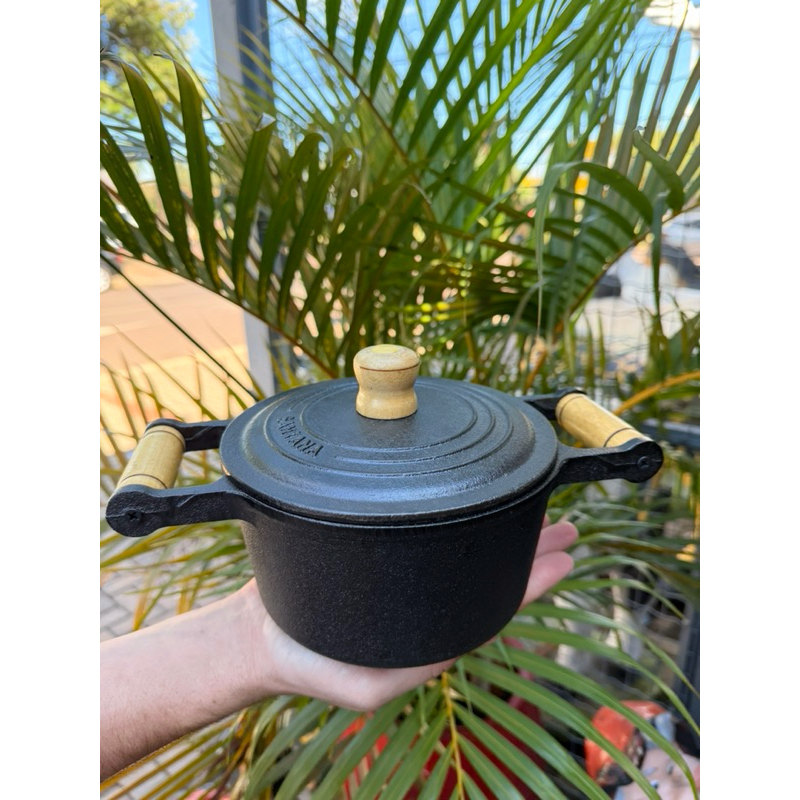 Panela de Ferro Fundido Santana 16cm com Tampa – Alça de Madeira | Alta Durabilidade e Sabor Caseiro