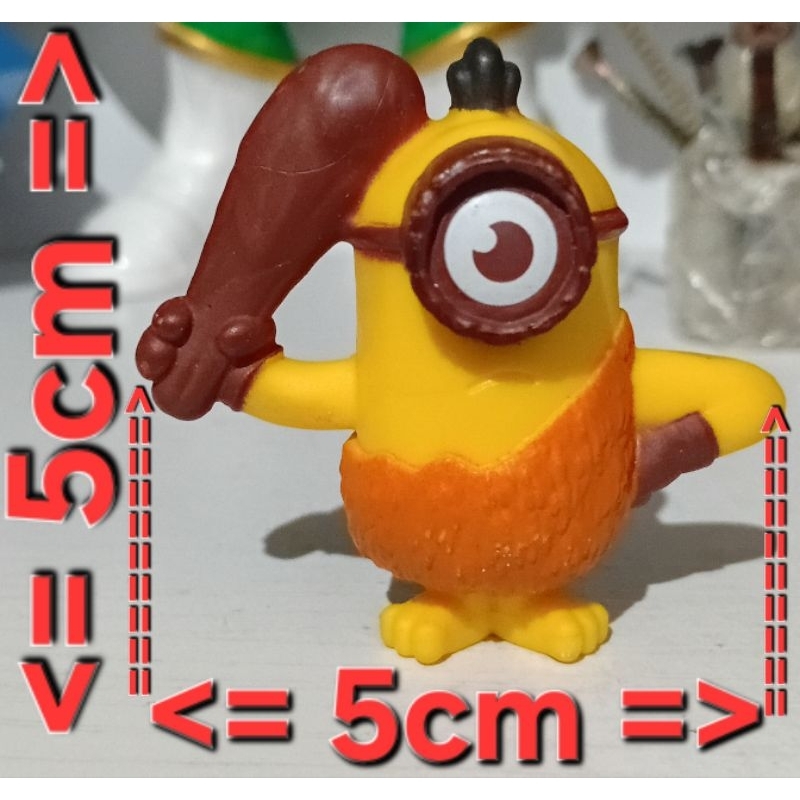 Minion da franquia "Meu Malvado Favorito". Personagem: O boneco representa um Minion vestido com uma roupa pré-histórica