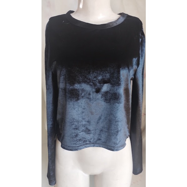 Blusa cropped em veludo preto manga longa