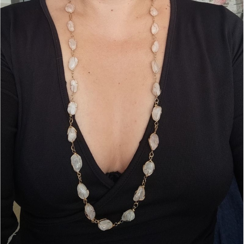 Colar longo de pedra natural Quartzo Rosa no banho dourado, acessórios feminino, dia das mães.