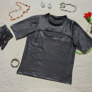 Top Blusa Preta Feminina Ajustada Texturizada Cut Out Manga Curta Estilo Elegante e Moderno