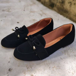 Mocassim bico redondo nobuck preto com laço CONFORT