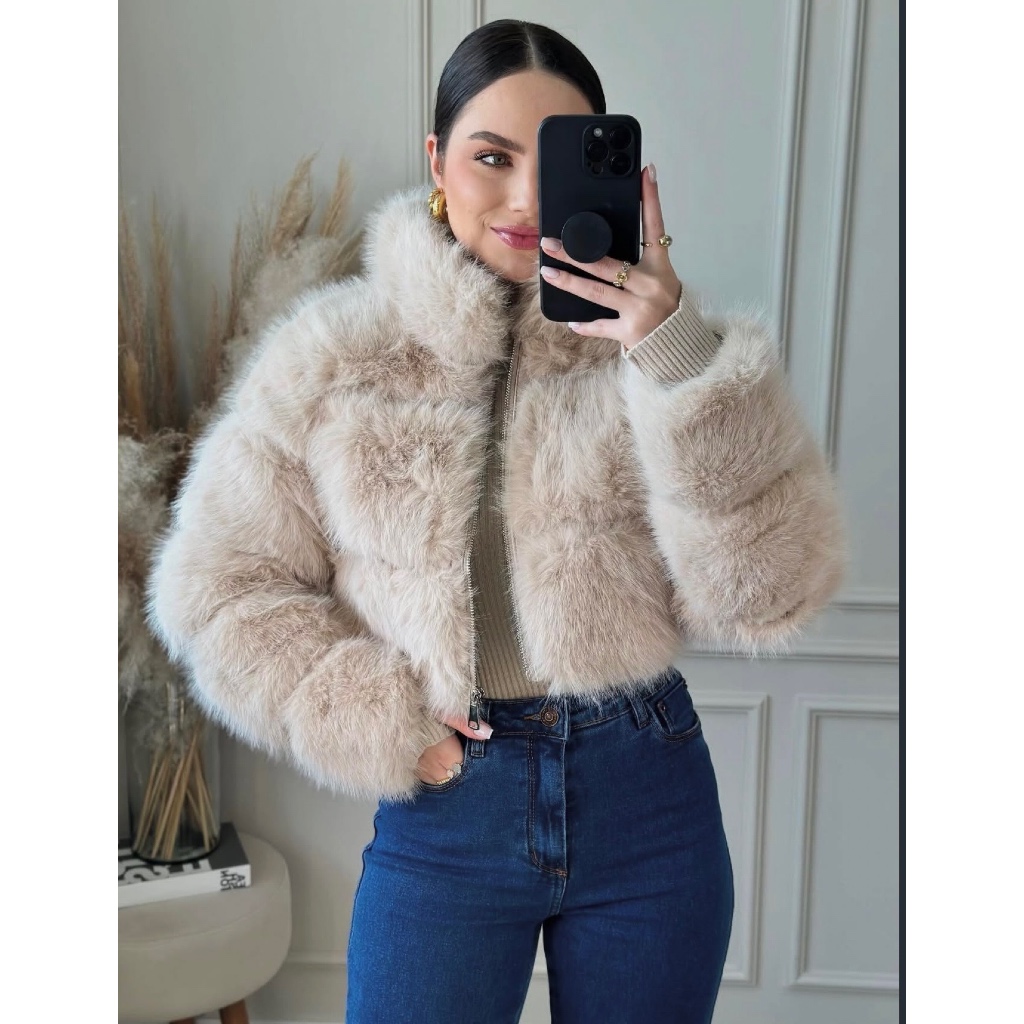 Jaqueta Cropped Pelinhos Pelucia Couro PU Forro Poliéster Grossa Casaco Feminino Moda Gringa Blogueira